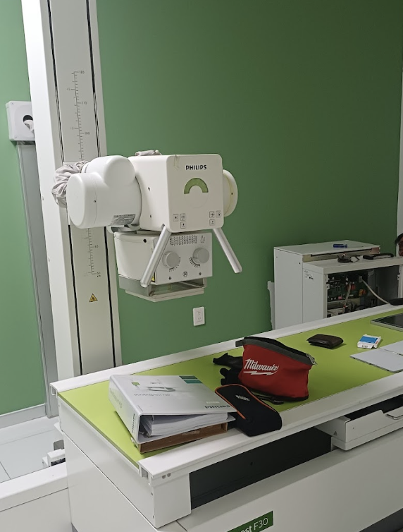 Sistema de rayos X Philips DuraDiagnost F30 con herramientas de servicio sobre la mesa de exploración
