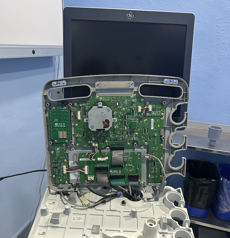 Tarjetas electrónicas del panel superior de un equipo de ultrasonido con la cubierta retirada