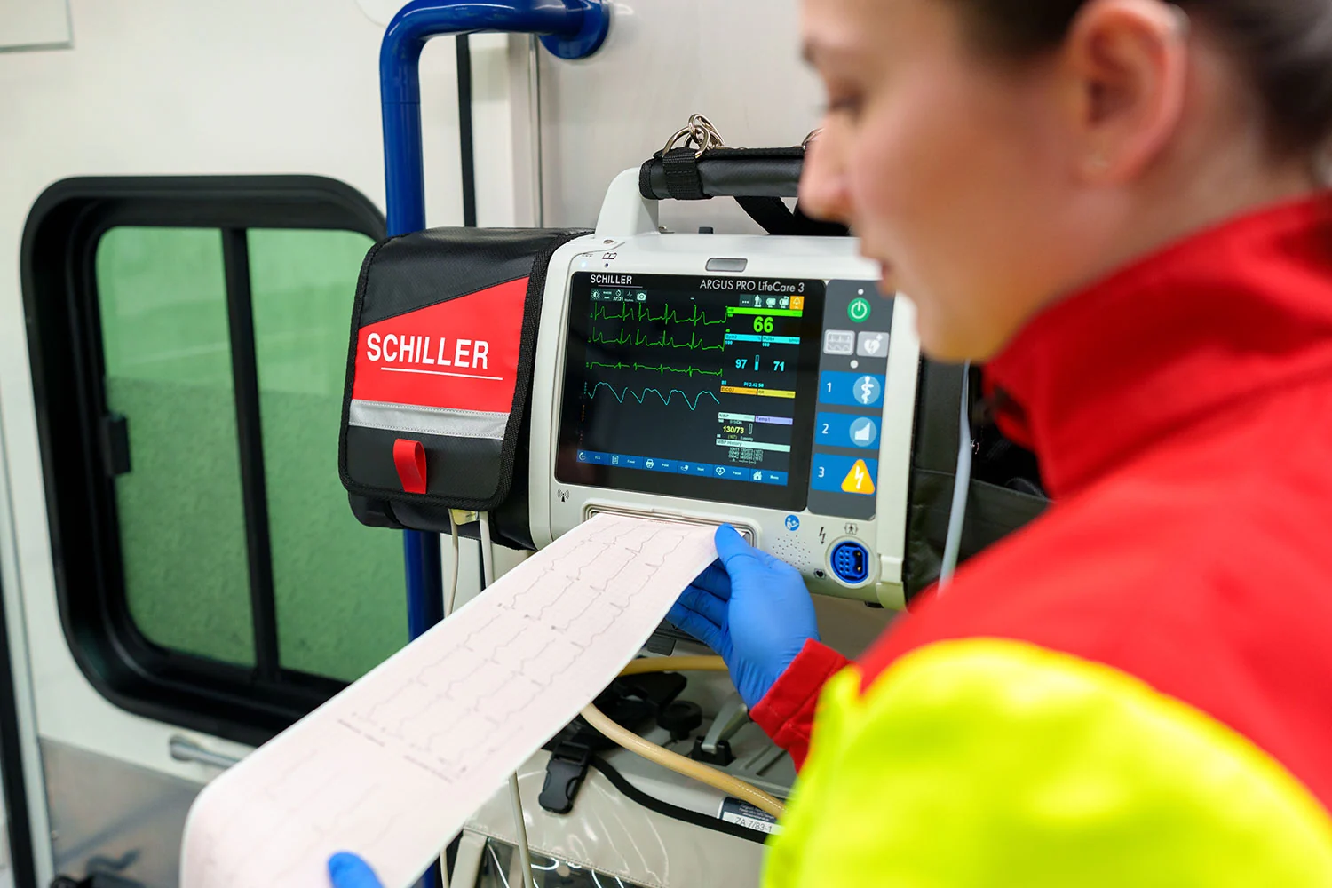 Monitor desfibrilador SCHILLER ARGUS PRO LifeCare 3 junto a personal de emergencias dentro de una ambulancia