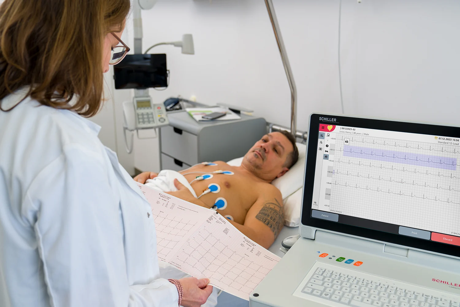Profesional utilizando un SCHILLER CARDIOVIT AT-180 durante un ECG de reposo