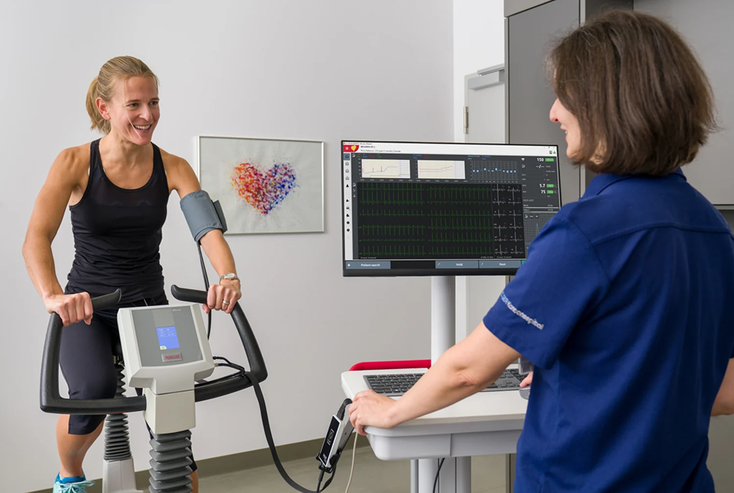 Sistema SCHILLER CARDIOVIT CS-104 utilizado con un ergómetro durante una prueba de esfuerzo