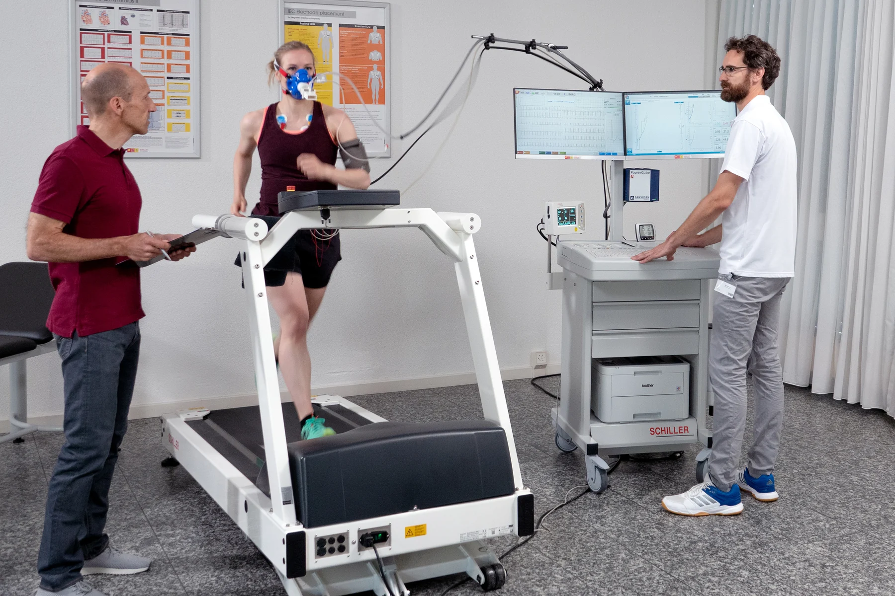 Sistema SCHILLER CARDIOVIT CS-200 Excellence Ergospiro durante una prueba con cinta rodante