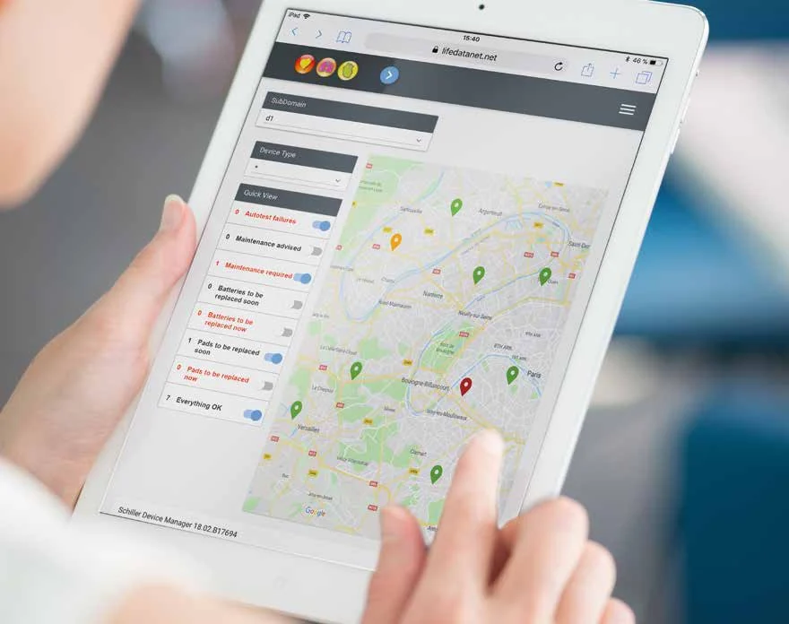 Tableta con el mapa y estado de la flota de DEA en LifeDataNet G2, sistema asociado al SCHILLER FRED PA-1 Online