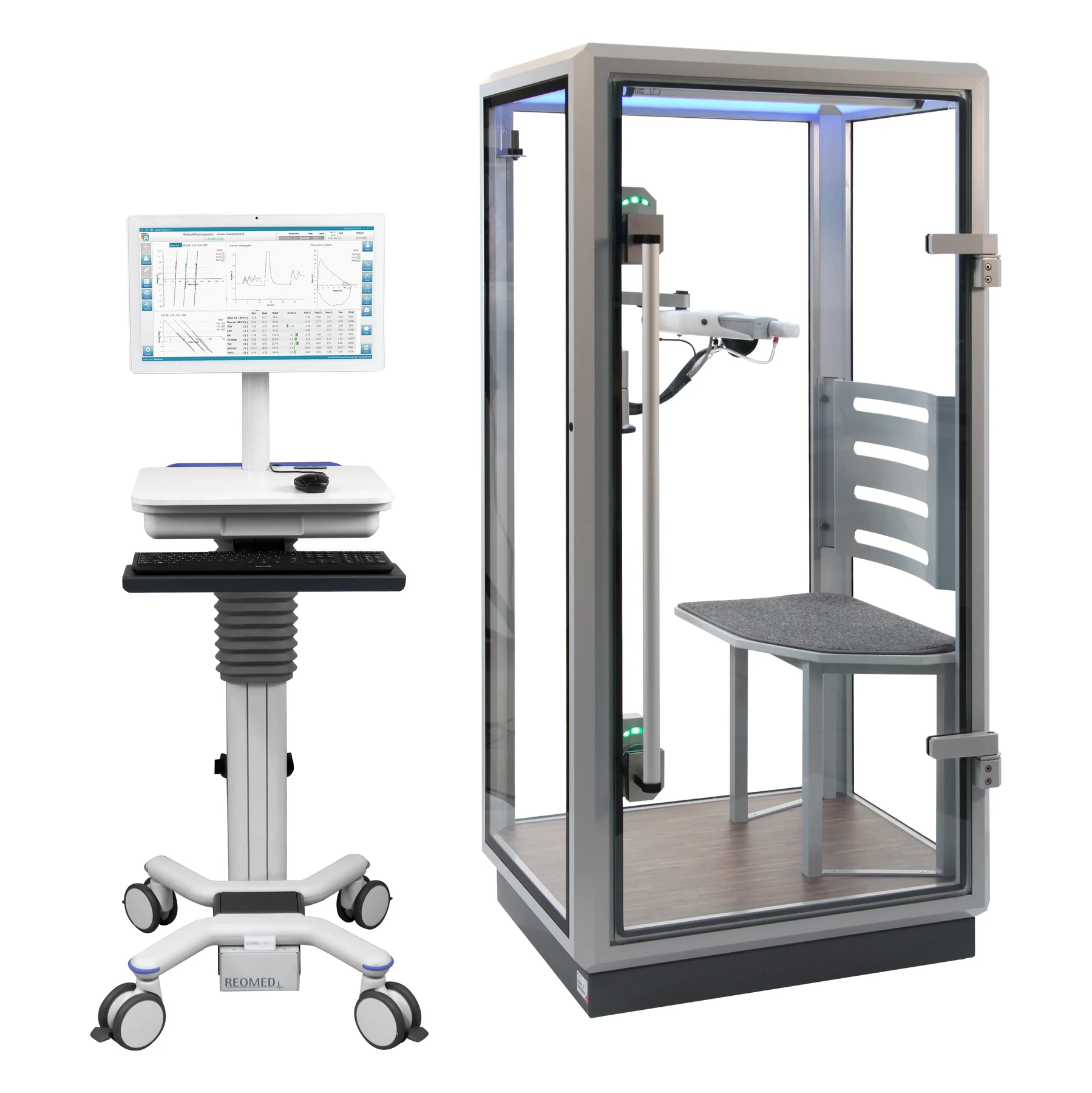 Cabina SCHILLER PowerCube Body+ junto a una estación de trabajo en carro