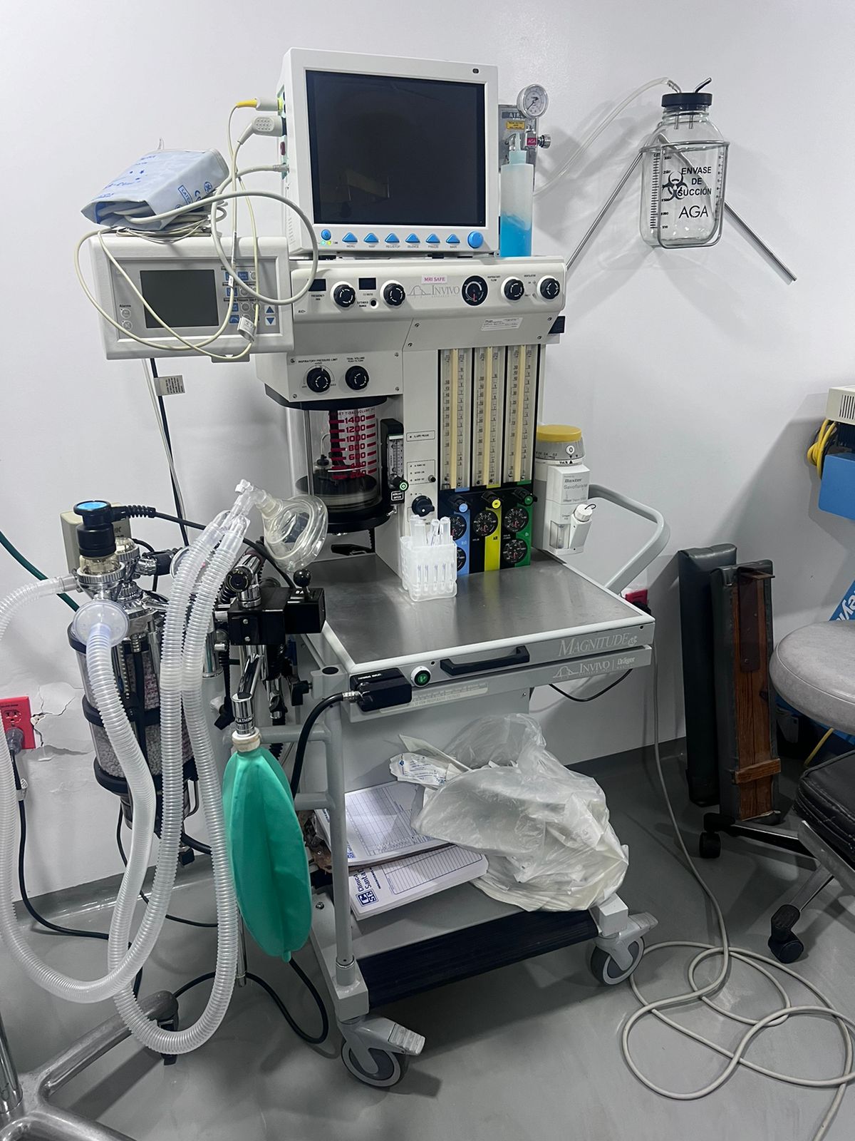 Máquina de anestesia Invivo con monitor, flujómetros, vaporizador y circuito respiratorio