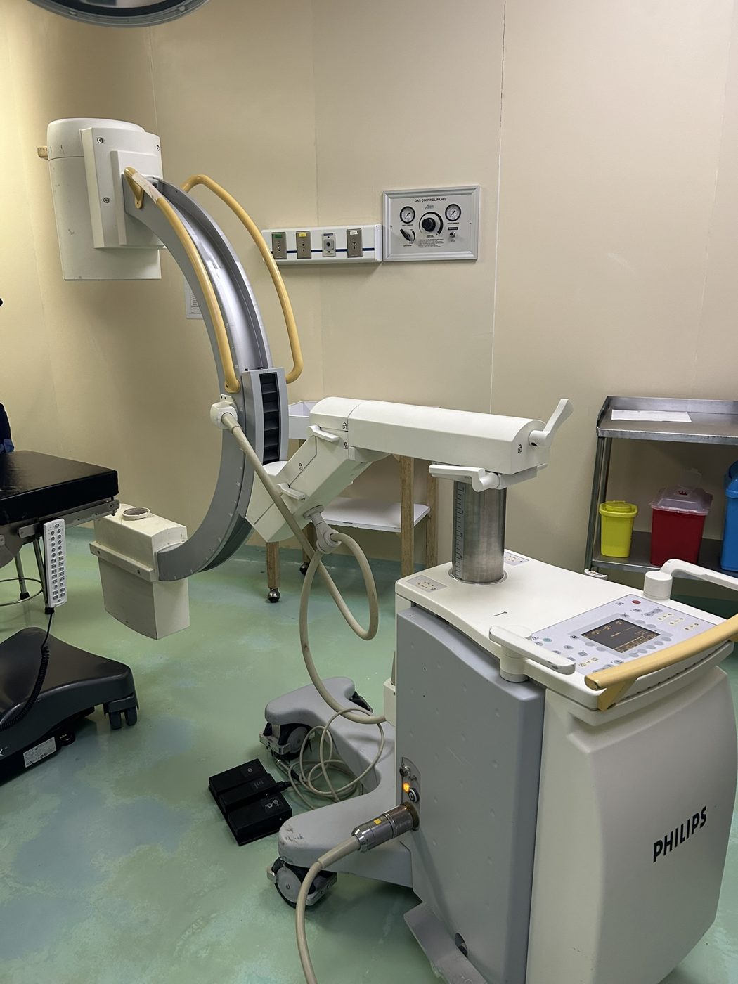 Arco en C Philips BV Endura en un quirófano junto a la mesa de cirugía