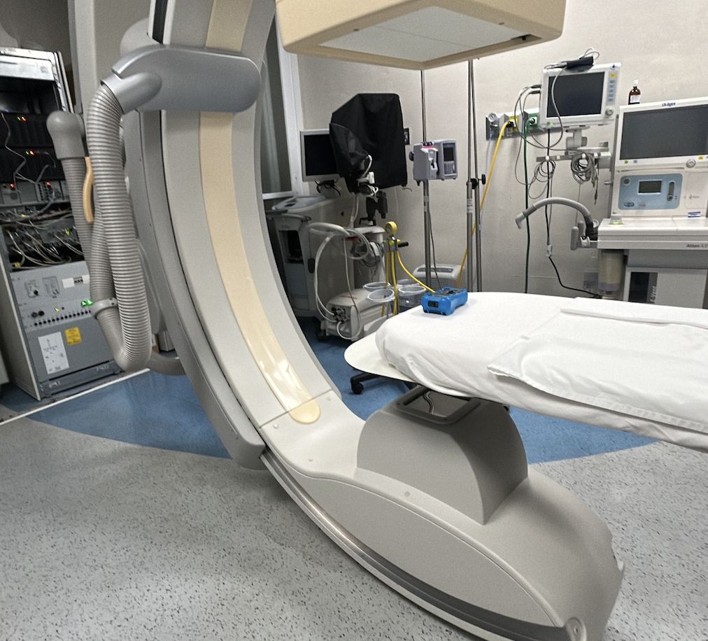 Sala de hemodinamia con sistema Philips Allura FD20 y mesa de exploración