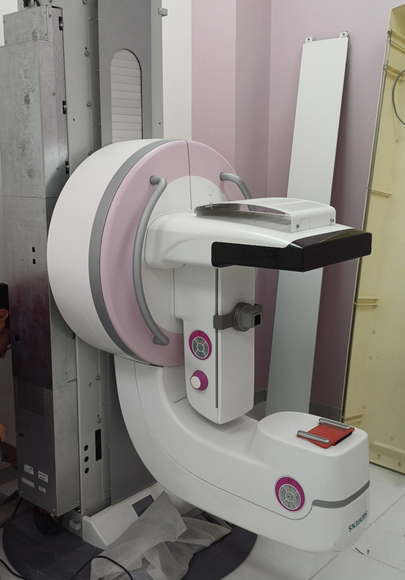 Mastógrafo Siemens blanco y rosa con sus cubiertas laterales retiradas durante mantenimiento