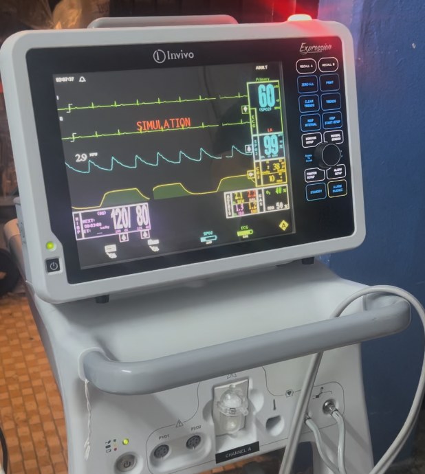 Monitor de signos vitales Invivo Expression en modo de simulación durante la calibración