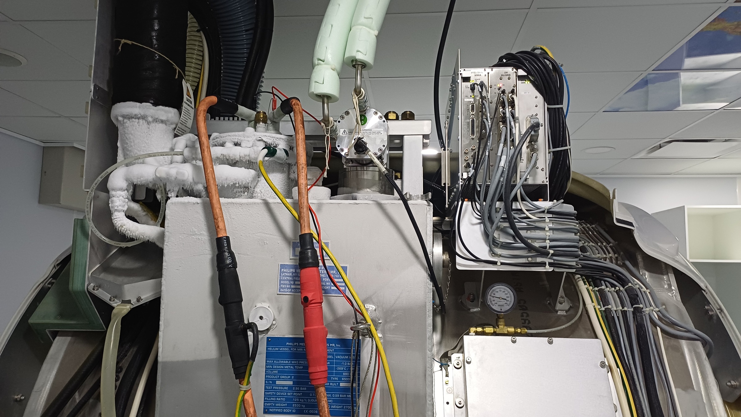 Componentes internos de un equipo de resonancia magnética durante su desinstalación