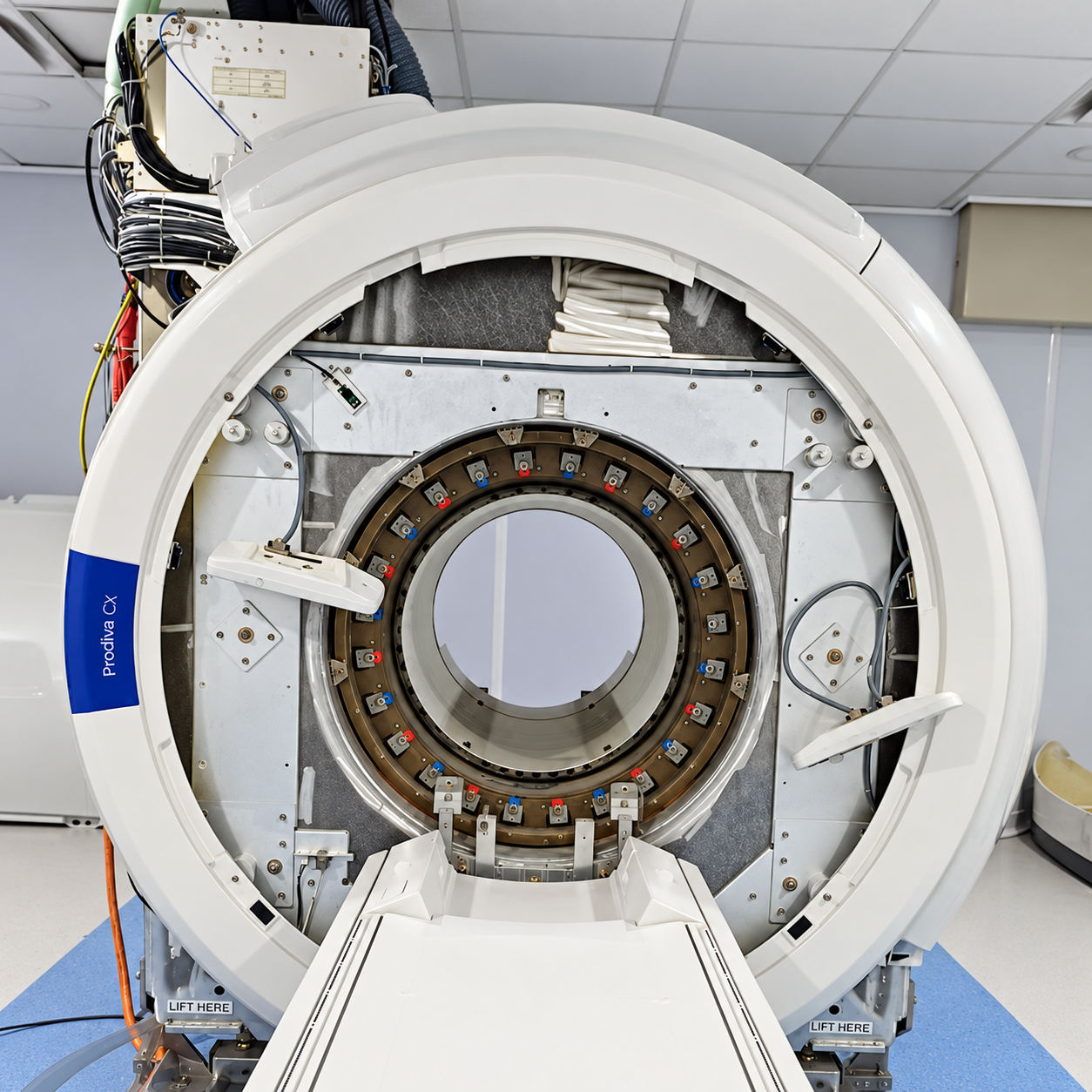 Gantry abierto de un equipo de resonancia magnética con sus componentes internos visibles durante mantenimiento
