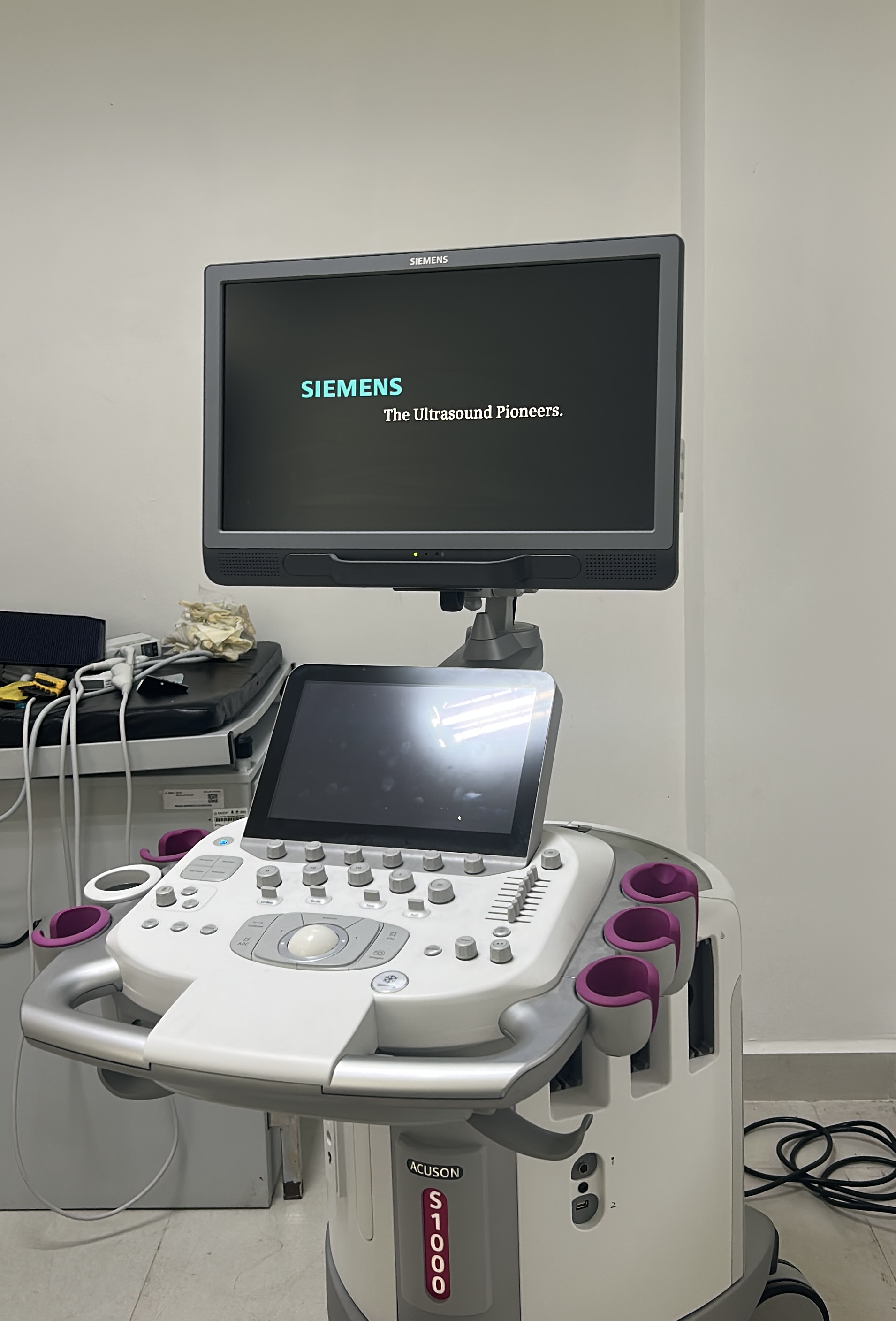 Equipo de ultrasonido Siemens ACUSON S1000 con monitor, pantalla táctil y panel de controles