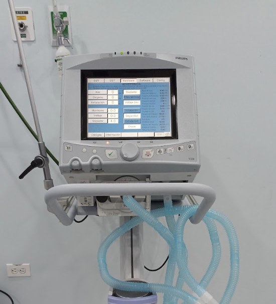 Pantalla de servicio de un ventilador Philips V200 durante el mantenimiento preventivo